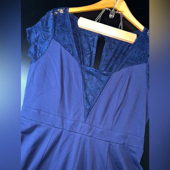 Torrid Navy V-Neck Lace Detailed Dress with Keyhole on back Size 16 EUC - Picture 2 of 6